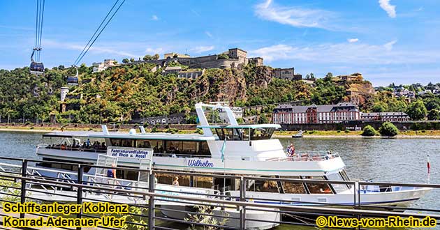 Ausflugsdampfer in Koblenz am Rhein gegenber der Festung Ehrenbreitstein.